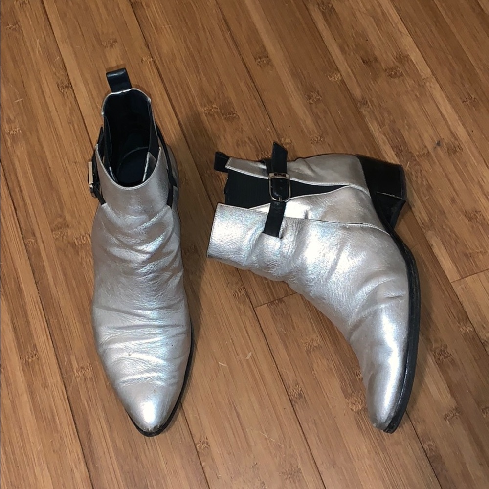 Modern vice silver leather boots